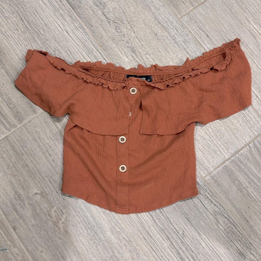 Crop top, over the shoulder